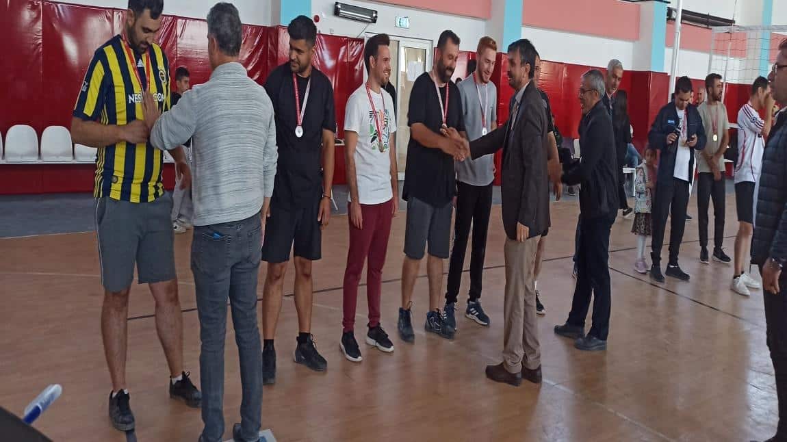 Öğretmenlerimiz İlçe Voleybol Turnuvasında 2. Oldu 